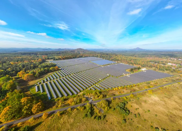 Stort Solkraftverk Eller Solkraftverk Naturlandskap Takk Flysikt Fra Drone – stockfoto