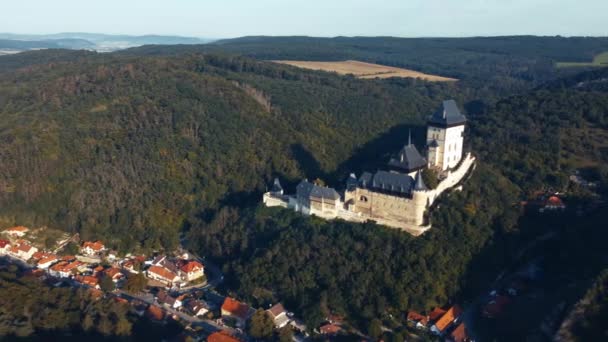 Karlstejn Ortaçağ Şatosu Orta Bohemya Çek Cumhuriyeti Dan Havadan Görüntüleri — Stok video