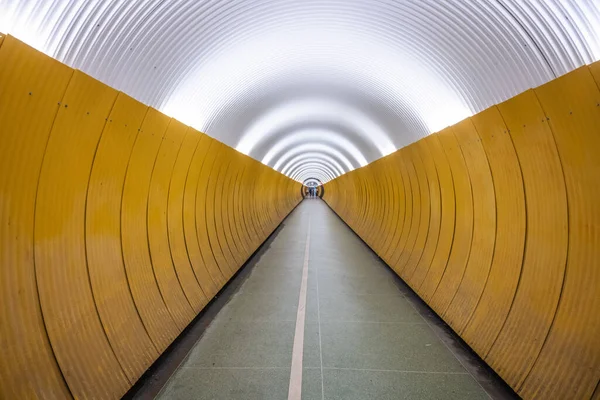 ストックホルム スウェーデンの歩行者用ブルンケンバーグトンネルの人々 — ストック写真