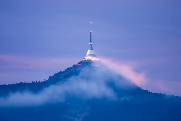 Hotel Montaña Bromado Transmisor Parcialmente Escondido Las Nubes Atardecer Liberec —  Fotos de Stock