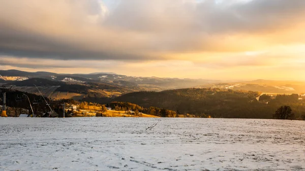 Panoramatický Výhled Zimní Horskou Krajinu Večer Paseky Nad Jizerou Krkonoše — Stock fotografie