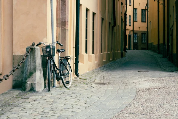 スウェーデンの旧市街の古い石畳の通りでヴィンテージバイク ガンラ スタン ストックホルム スウェーデン — ストック写真