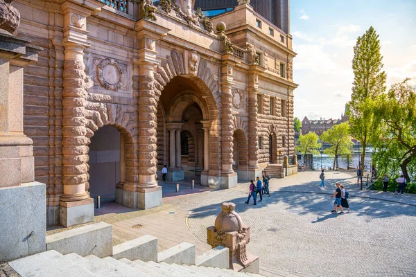 Stockholm Szwecja Czerwca 2022 Ludzie Chodzący Ulicami Sztokholmu Przez Parlament — Zdjęcie stockowe