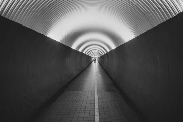 スウェーデンのストックホルムにある歩行者用ブルンケンバーグトンネルの人々 白黒の画像 — ストック写真