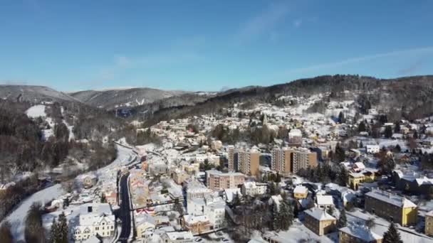 Tanvald Zonnige Winterdag Jizera Mountains Tsjechië Luchtfoto Beelden Van Drone — Stockvideo