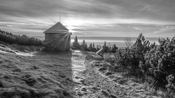 在捷克共和国赫鲁比耶泽尼克山区的杰莱尼 楚兰卡 一个阳光灿烂 阳光灿烂的寒冷早晨 一个石质的旅游胜地闪烁着光芒 黑白图像 — 图库照片