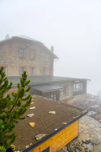 Гірський Прихисток Jiris House Чеською Chata Jiriho Сераку Оповитому Туманом — стокове фото