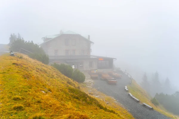捷克Jiris House的山区避难所Chata Jiriho 位于Serak 笼罩在雾中 捷克共和国赫鲁比耶泽尼克最高峰之一的一个旅游客舱 — 图库照片