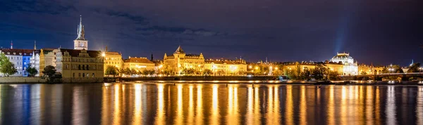 Νύχτα Πανοραμική Θέα Του Ποταμού Vltava Smetana Embankment Και Εθνικό — Φωτογραφία Αρχείου