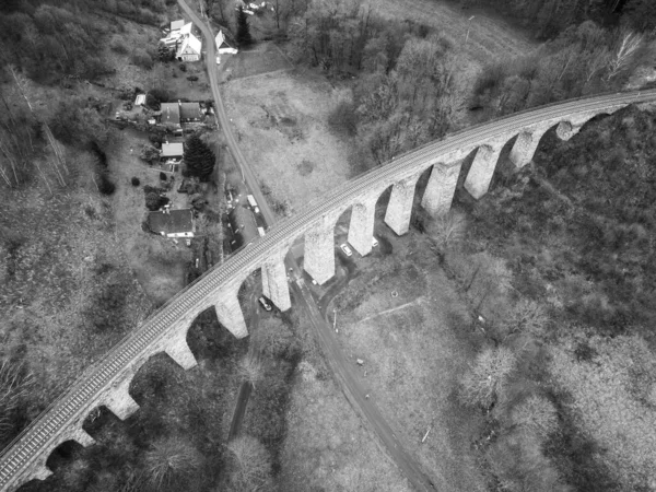 Αεροφωτογραφία Μιας Πέτρινης Γέφυρας Που Εκτείνεται Πάνω Από Μια Κοιλάδα — Φωτογραφία Αρχείου