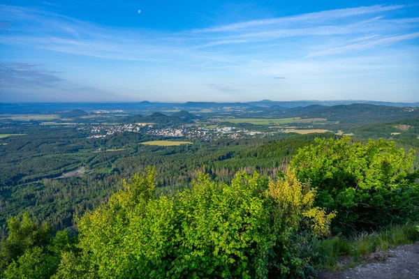Uitzicht Het Zomerlandschap Met Stad Novy Bor Vanaf Het Uitkijkpunt — Stockfoto