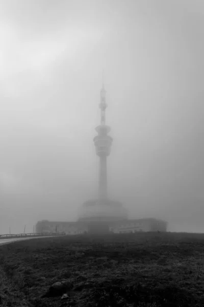 草原山上的广播和观察塔笼罩在云彩中 Hruby Jesenik 捷克共和国 黑白图像 — 图库照片