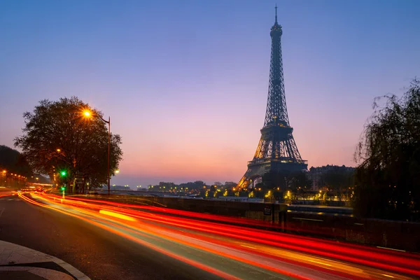Эйфелева Башня Французский Эйфелева Башня Силуэт Рассвете Размытыми Длинными Светофорами — стоковое фото