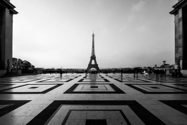 エッフェル塔 フランス語 ツアーエッフェル 夜明けのシルエット 幾何学的な大理石の舗装とトロカデロ広場からの眺め フランス 白黒写真 — ストック写真