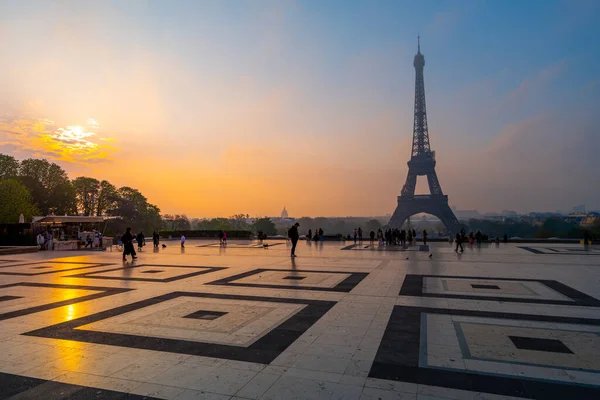 エッフェル塔 フランス語 ツアーエッフェル 夜明けのシルエット 幾何学的な大理石の舗装とトロカデロ広場からの眺め フランス — ストック写真