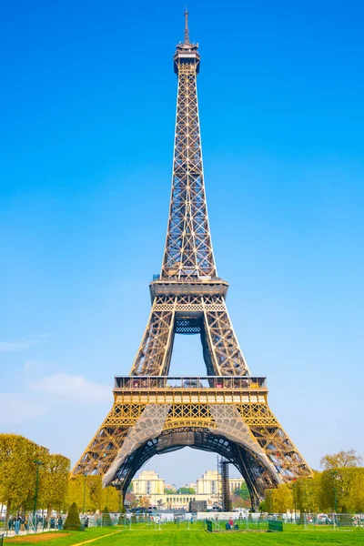 Eiffeltoren Zonnige Lentedag Uitzicht Vanaf Groen Gazon Champs Mars Parijs — Stockfoto