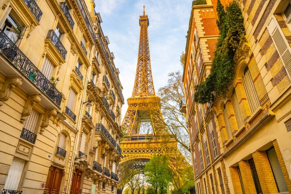 Kilátás Eiffel Toronyra Egy Közeli Utcáról Tele Lakóépületekkel Párizs Franciaország — Stock Fotó