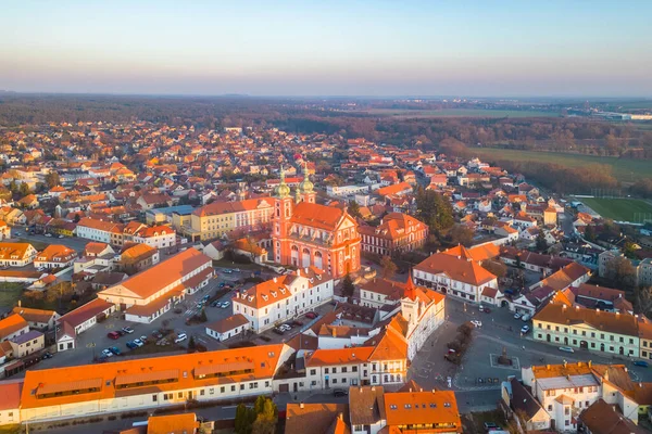 チェコ共和国マリア被昇天教会のあるスタラ ボレスラフの町 ドローンからの空中風景 — ストック写真