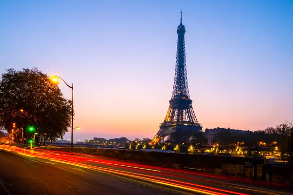 Şafak Vakti Eiffel Kulesi Nin Silueti Bulanık Trafik Işıkları Paris — Stok fotoğraf