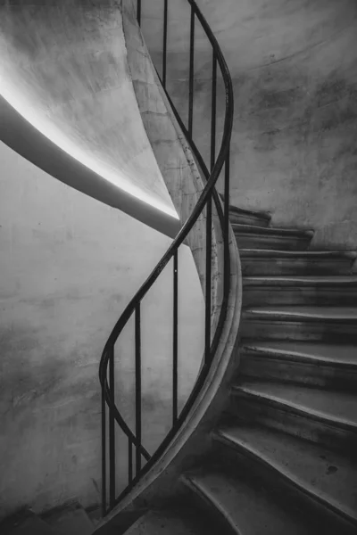 古いヴィンテージスパイラル階段 白黒写真 — ストック写真