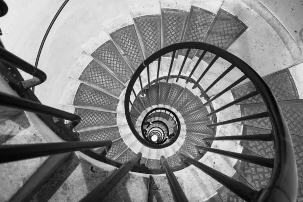 老式螺旋形楼梯 黑白摄影 — 图库照片