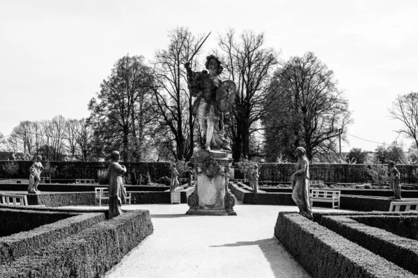 Statua Wojownika Chrześcijańskiego Matthiasa Brauna Ogrodach Ziołowych Barokowego Kompleksu Szpitalnego — Zdjęcie stockowe