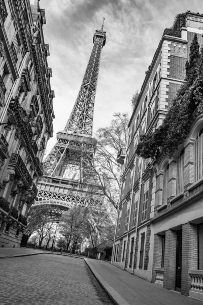 Uitzicht Eiffeltoren Vanuit Een Nabijgelegen Straat Vol Woongebouwen Parijs Frankrijk — Stockfoto
