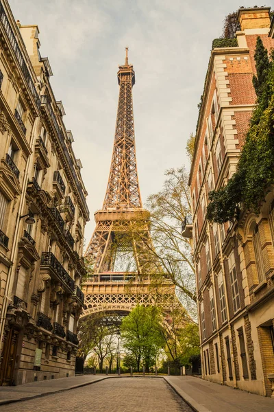 Uitzicht Eiffeltoren Vanuit Een Nabijgelegen Straat Vol Woongebouwen Parijs Frankrijk — Stockfoto