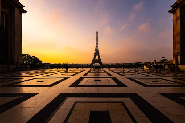 埃菲尔铁塔 游览埃菲尔铁塔 黎明轮廓 从Trocadero广场用几何大理石铺装的景观 法国巴黎 — 图库照片