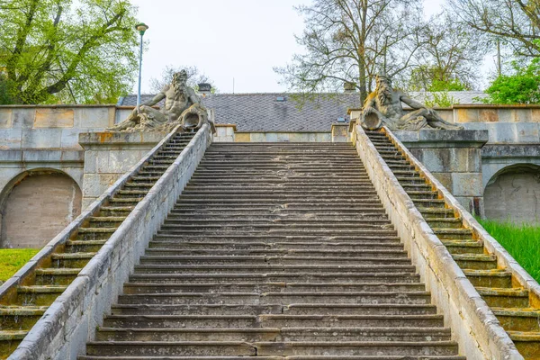 历史上具有巴洛克风格的楼梯 两边都有水窖 顶部都有崔顿雕塑 Kuks 捷克共和国 — 图库照片