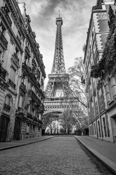 近くの通りからエッフェル塔を望む住宅地の建物がいっぱいです フランス 白黒写真 — ストック写真