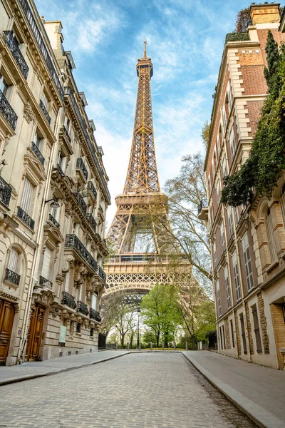Eiffel Kulesi Nin Yakınlardaki Bir Sokak Dolusu Konut Binası Manzarası — Stok fotoğraf
