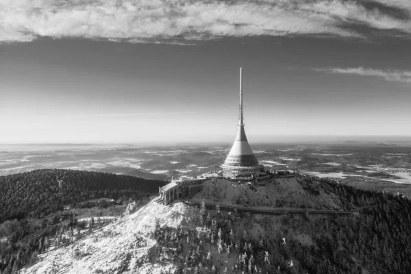 Гора Сучасним Готелем Телевізійним Передавачем Зверху Ліберек Чехія Сонячний Зимовий — стокове фото