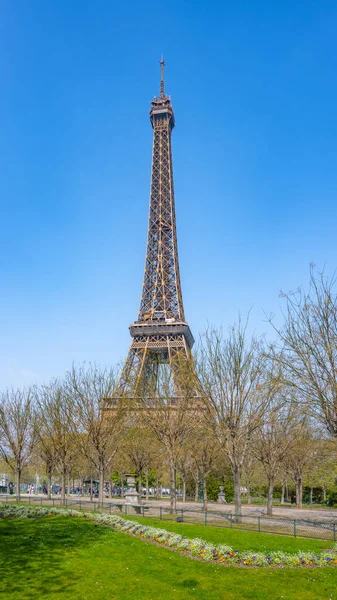 Torre Eiffel Soleado Día Primavera Vista Desde Césped Verde Los —  Fotos de Stock