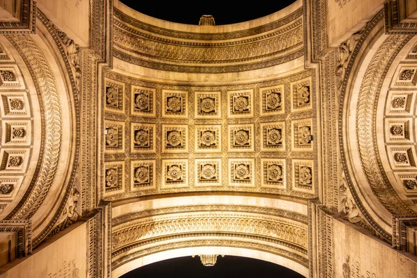 Vista Detallada Del Arco Del Triunfo Desde Abajo Por Noche — Foto de Stock