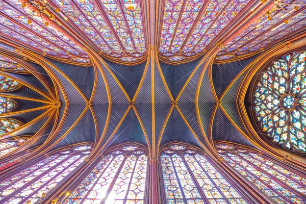 ステンドグラスの窓があるサント シャペルの記念碑的なインテリア ゴシック様式の王室礼拝堂の上階 フランスのパレ — ストック写真