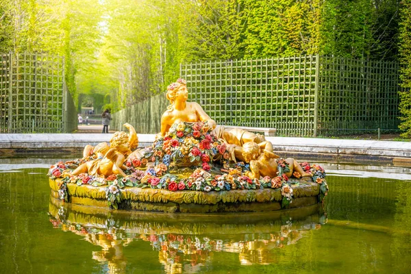 フランス パリ近郊のヴェルサイユ庭園のいくつかの林の交差点にある花の泉 — ストック写真