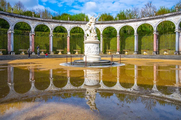 凡尔赛 2023年4月15日 巴黎附近凡尔赛城堡 凡尔赛宫花园的殖民地小树林中的水池和名人塑像 — 图库照片