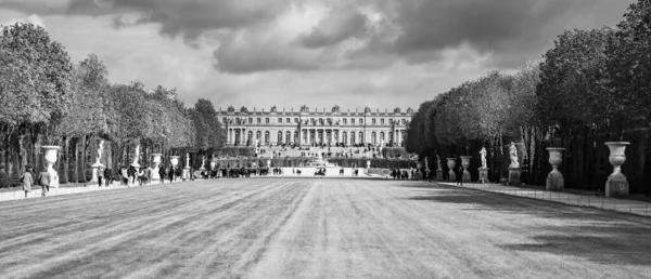 凡尔赛 2023年4月15日 巴黎附近凡尔赛城堡 凡尔赛花园的绿地毯和拉托纳喷泉 黑白图像 — 图库照片