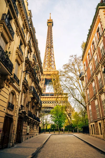 Vista Torre Eiffel Desde Una Calle Cercana Llena Edificios Residenciales —  Fotos de Stock