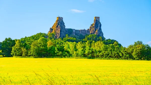 Trosky Castelo Ruínas Com Duas Torres Vista Ensolarada Dia Verão — Fotografia de Stock