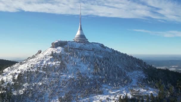 Montaña Jested Soleado Día Invierno Imágenes Aéreas Del Vuelo Con — Vídeo de stock