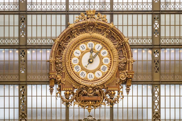 法国奥赛博物馆的装饰金钟 法国巴黎前火车站建筑中的奥赛博物馆 — 图库照片