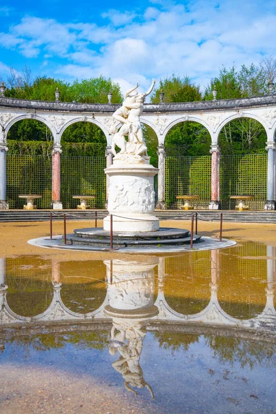 Piscina Statua Della Fama Nel Colonnato Grove Nei Giardini Versailles — Foto Stock