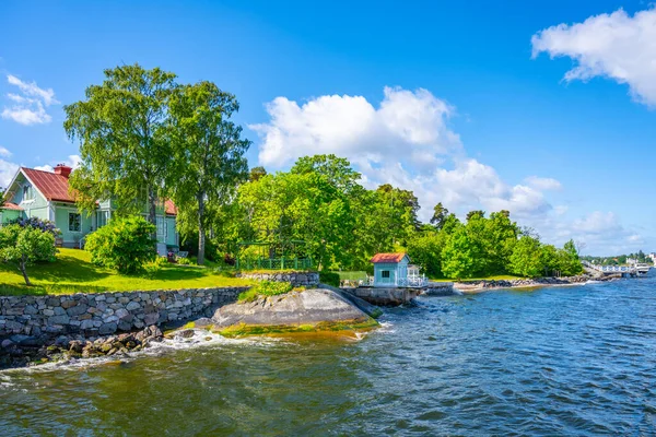 Dom Mieszkalny Skandynawskim Wybrzeżu Sztokholm Archipelag Szwecja — Zdjęcie stockowe