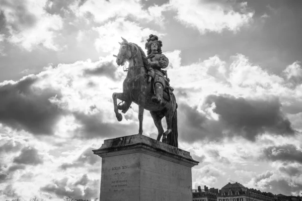 Конная Статуя Людовика Xiv Перед Версальским Дворцом Недалеко Парижа Франция — стоковое фото