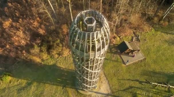 チェコ共和国の晴れた春の日にHermaniceの木製の展望台 ドローン飛行からの空中4K映像 — ストック動画