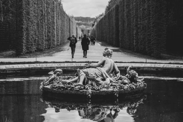 フランスのパリ近くのシャトーヴェルサイユ ヴェルサイユの庭園のいくつかの溝の交差点にあるフローラ噴水 黒と白のイメージ 黒と白の画像 — ストック写真