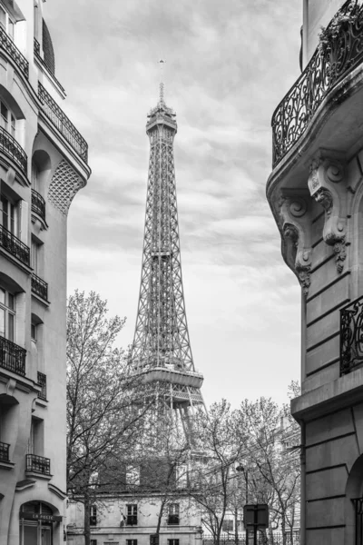 Vista Torre Eiffel Desde Una Calle Cercana Llena Edificios Residenciales — Foto de Stock