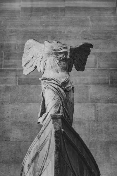 Samothrace的翼胜利 或Samothrace的耐克 自1884年起在巴黎卢浮宫的主楼梯顶上展出 黑白摄影 — 图库照片